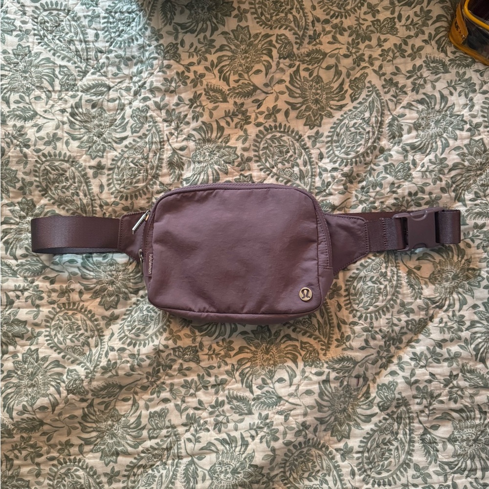 lululemon athletica Everywhere Belt Bag Large 2L in Purple Ash